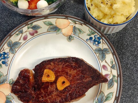 ニンニクチップ、ニンニク油が美味しい！ステーキ